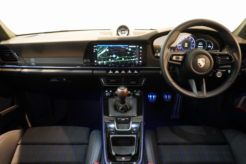 ポルシェ 911(Type992) Carrera T 6MT 後期モデル(992.2) 1オーナー OP500  エアロキット カーボンルーフ CarreraTインテリアPKG 18way電動シート Burmester 中古車